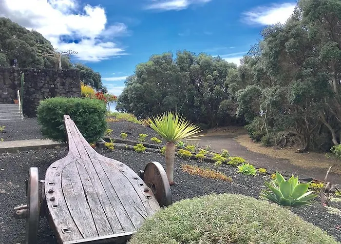 Casa Do Ananas, Cliff-top/ocean-front Villa, Pico *